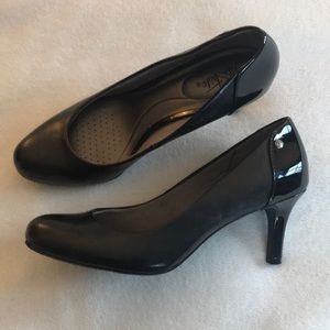 Black pumps